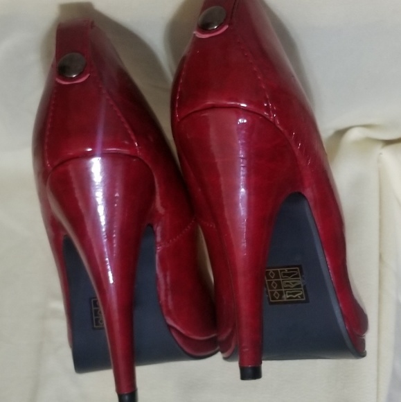 Red/ wine colored high Heel patent leather shoes - Picture 7 of 8